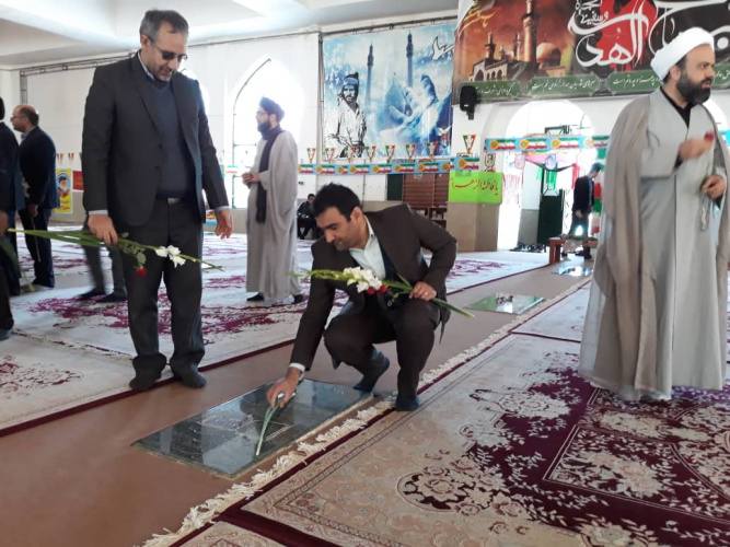 غبارروبی و عطرافشانی گلزار شهدای یاسوج با حضور پرشور مردم و مسئولان دانشگاها